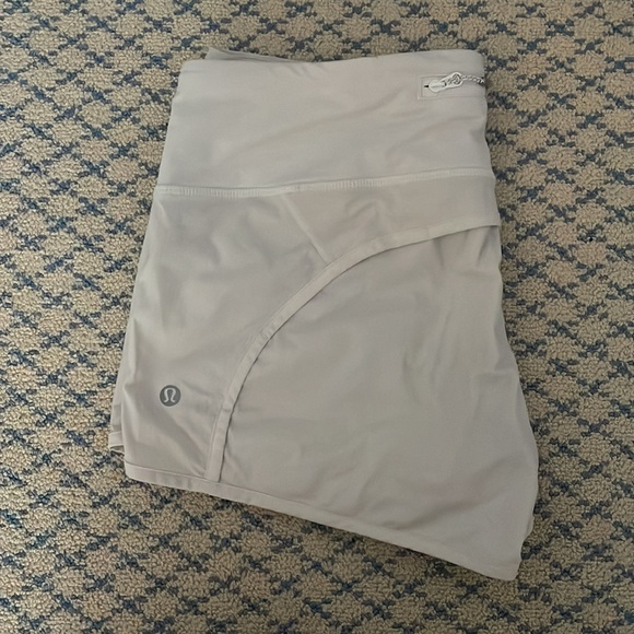 Lululemon white speed up shorts 2.5” inseam